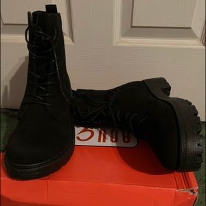 Boots are black size 8 1/2